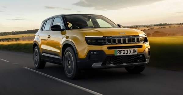 Avenger започна като изцяло електрическа кола , но сега купувачите имат и опция за бензинова или хибридна мощност. Независимо кой от тях изберете, това все още е компактен SUV с две задвижващи колела, така че ще ви бъде простено да се съмнявате дали е „правилен“ джип. Но отхвърлете предубежденията си и бързо ще разберете, че е достоен избор.
 
Въпреки че този джип е доста малък, дори по стандартите на малкия SUV, той все още се чувства просторен отвътре, освен това прави колата изненадващо лесна за маневриране в града. 

Вътре всичко е доста просто и логично разположено, а 10,25-инчовата информационно-развлекателна система е голямо подобрение спрямо предишните на марката. Качеството на използваните материали  издържа достатъчно добре на всякаква мръсотия.

Може би най-важното за всички бъдещи собственици на джипове е, че Avenger има някои способности за офроуд. Можете да избирате между режимите на шофиране „Кал“, „Пясък“ и „Сняг“, а стандартно е монтирана и система за спускане по хълм. Avenger се справя по баири и неравности, но все пак не е Wrangler.
Електрическият вариант е оборудван с най-новата технология за батерии на компанията-майка Stellantis и обеща пробег от 400 км..